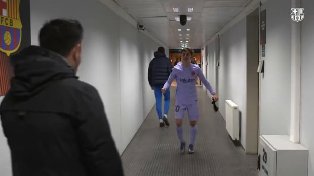 Xavi congratulates his players following victory vs Galatasaray